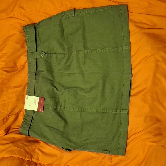 Green skirt - Picture 3 of 3
